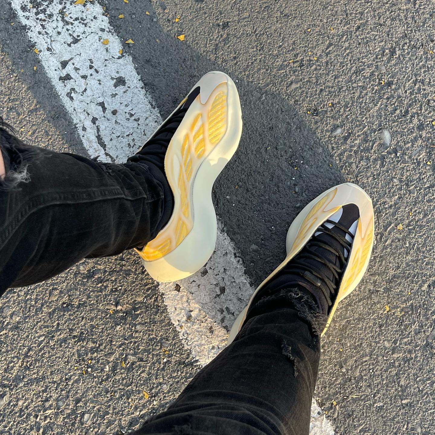Yeezy 700 V3“Mono Safflower” 夜光椰子鞋 上脚效果实拍 高清正品图_3