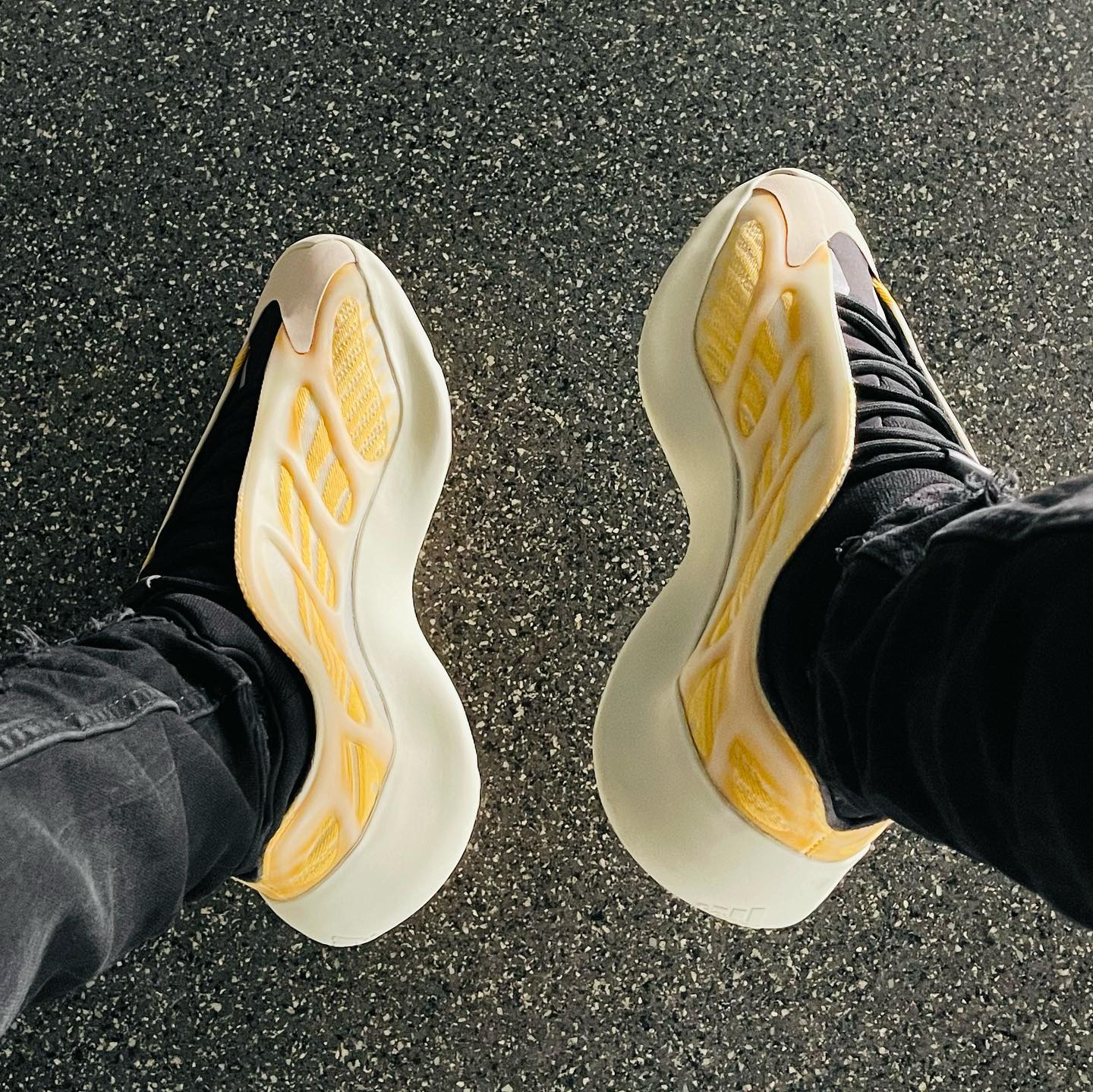 Yeezy 700 V3“Mono Safflower” 夜光椰子鞋 上脚效果实拍 高清正品图_2