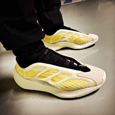 Yeezy 700 V3“Mono Safflower” 夜光椰子鞋 上脚效果实拍 高清正品图
