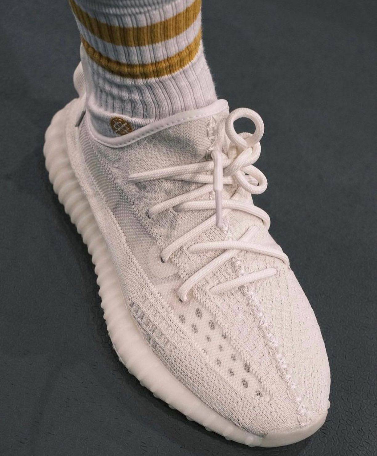 Yeezy350 V2 “Pure Oat”纯白椰子经典造型 正品上脚效果实拍图_3
