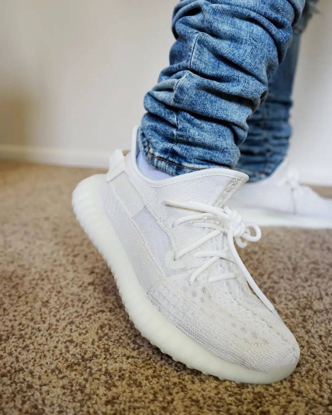 Yeezy350 V2 “Pure Oat”纯白椰子经典造型 正品上脚效果实拍图_1