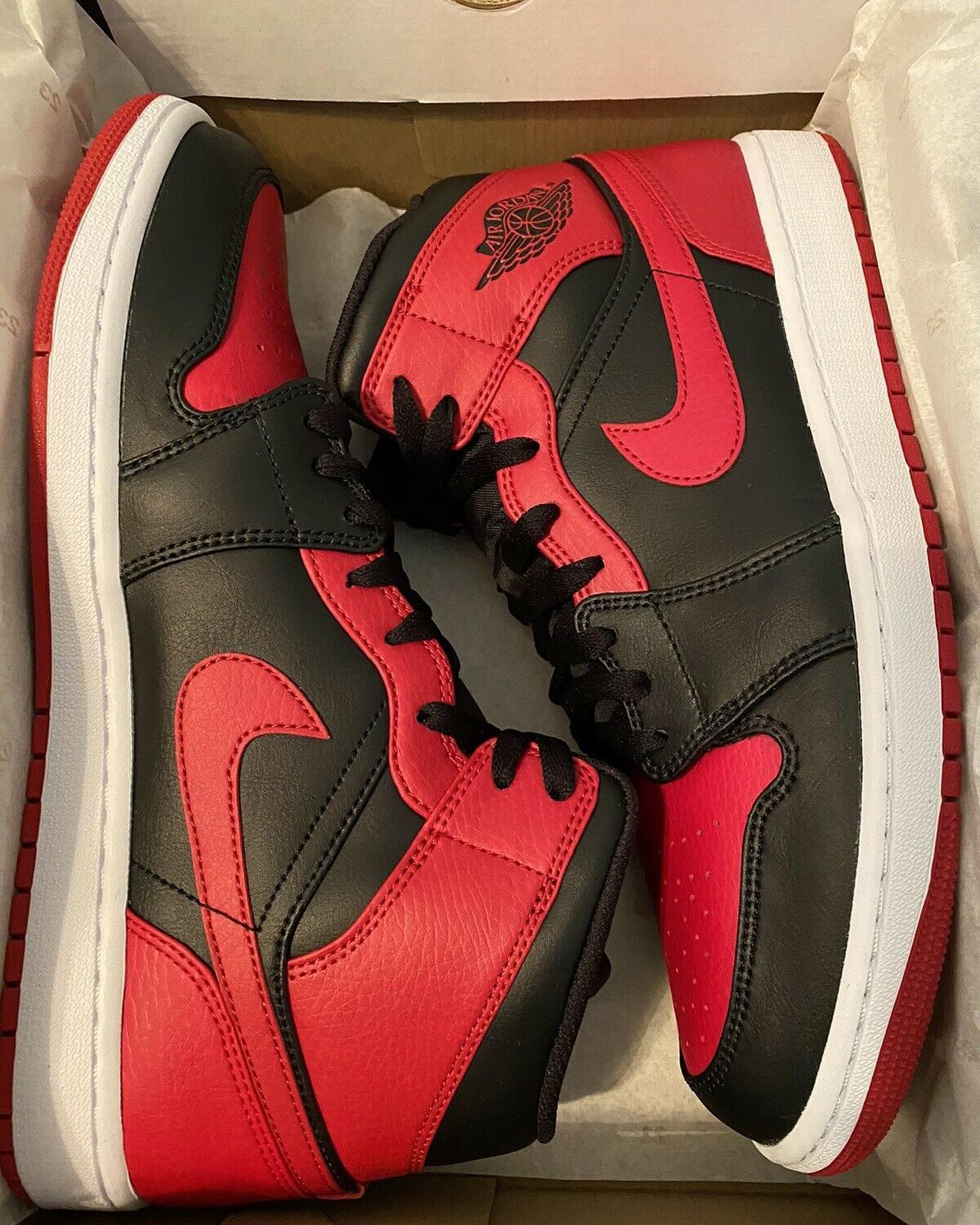2022新款AJ1 Mid “Bred Toe”中帮黑红配色 高清正版图片