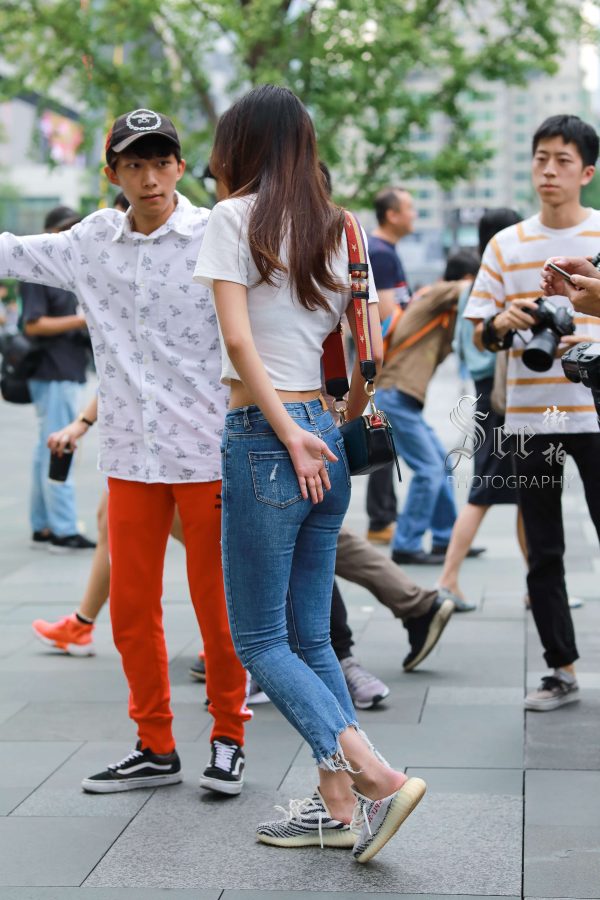 牛仔裤椰子鞋太好看，女图街拍！_4