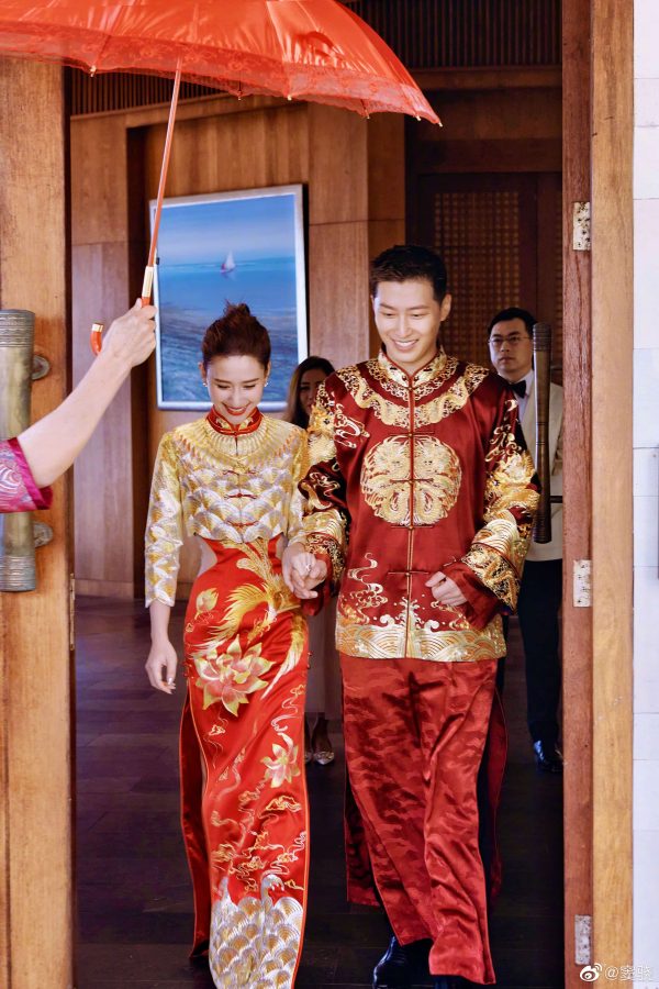 中式婚服好看吗？窦骁何超莲中式婚服父母合照_2
