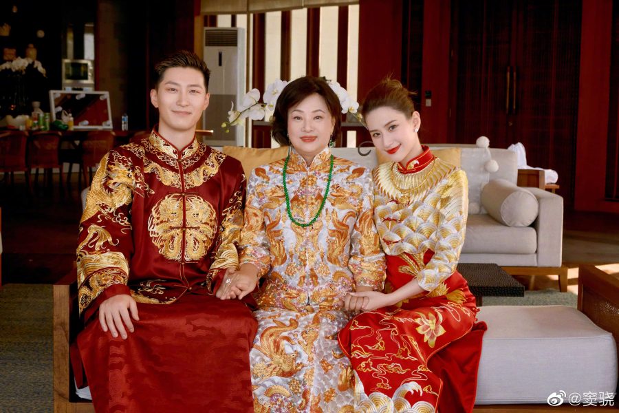 中式婚服好看吗？窦骁何超莲中式婚服父母合照_3