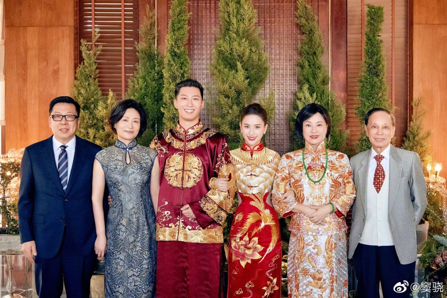 中式婚服好看吗？窦骁何超莲中式婚服父母合照_4