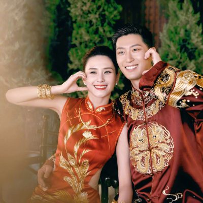 中式婚服好看吗？窦骁何超莲中式婚服父母合照