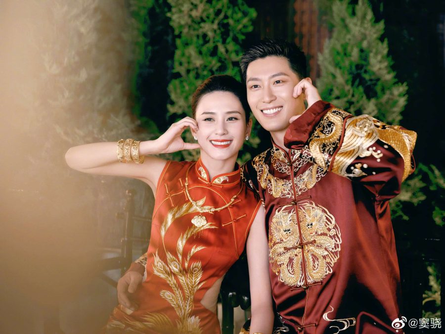 中式婚服好看吗？窦骁何超莲中式婚服父母合照_5