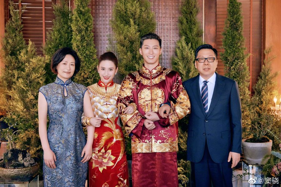 中式婚服好看吗？窦骁何超莲中式婚服父母合照_6