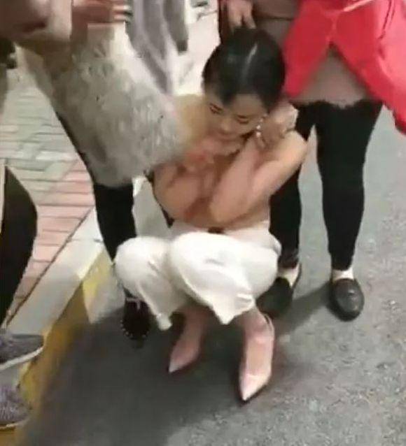 大街上美女被撕开衣服，女子当街被撕衣图片_1