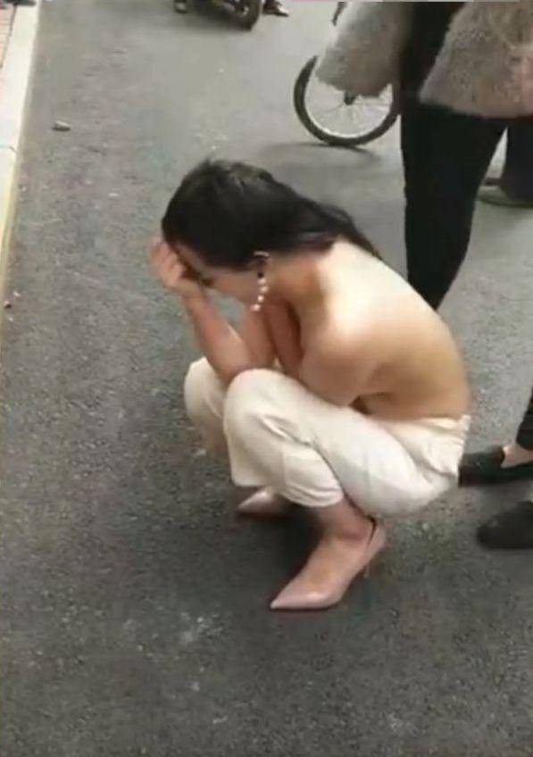 大街上美女被撕开衣服，女子当街被撕衣图片_2