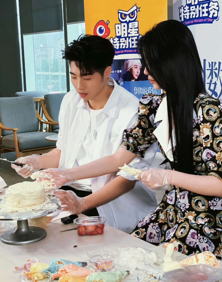 陈飞宇周也赵小棠同框扫楼 合照 《倒数说爱你》_1