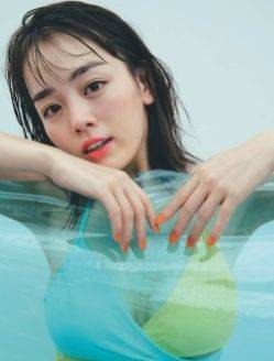 闯关节目美女掉水里，闯关掉水里两个大白兔