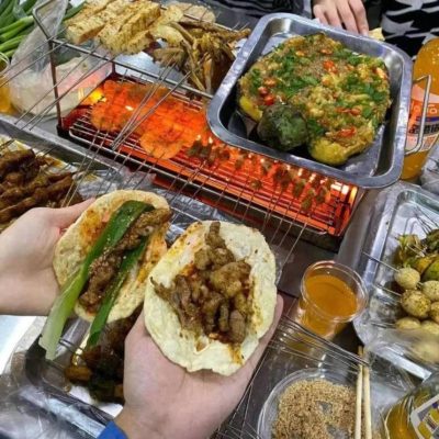 真正正宗的淄博烧烤图片 小饼 小葱 小火炉