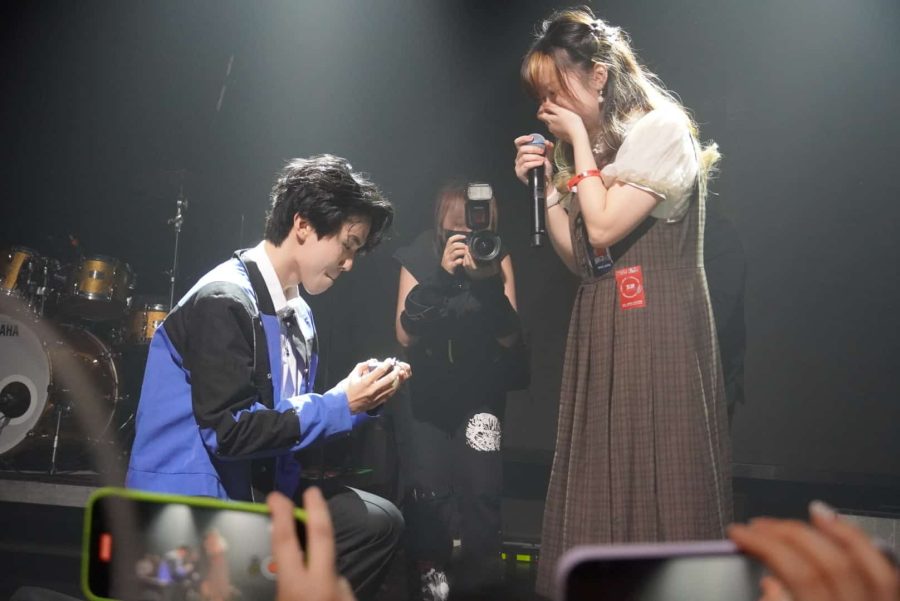 老番茄下跪求婚live 现场图片，老番茄女朋友图片_4