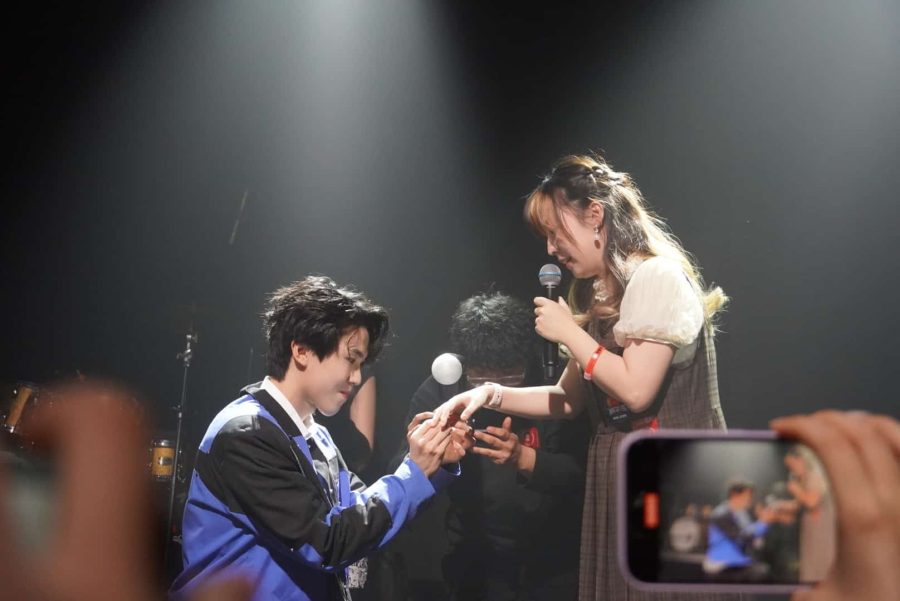 老番茄下跪求婚live 现场图片，老番茄女朋友图片_5