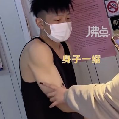 淄博鸭货帅哥被红指甲女游客摸肌肉图片