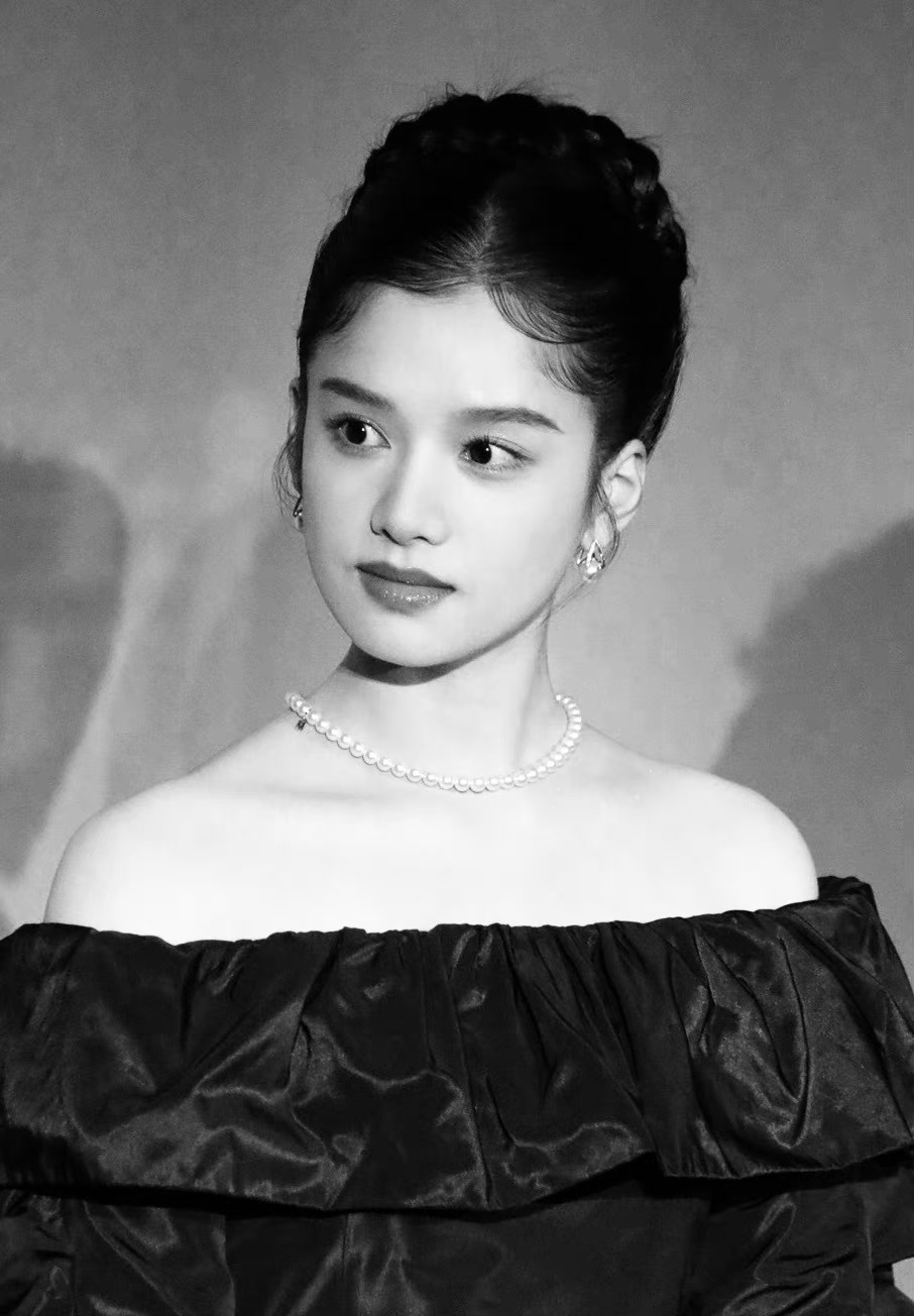 张婧仪灰色丝绸礼服图片，张婧仪为什么这么好看_1