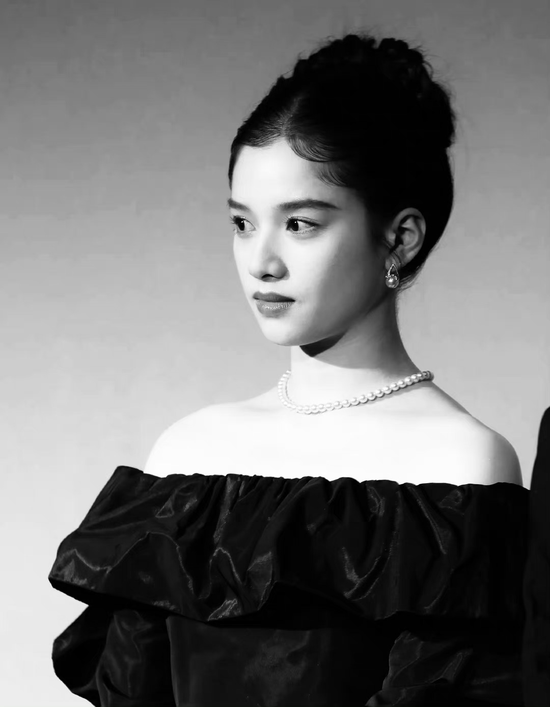 张婧仪灰色丝绸礼服图片，张婧仪为什么这么好看_4