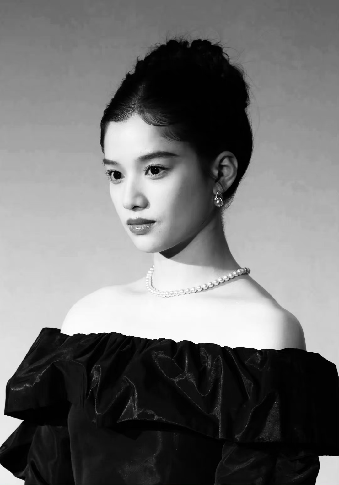 张婧仪灰色丝绸礼服图片，张婧仪为什么这么好看_5