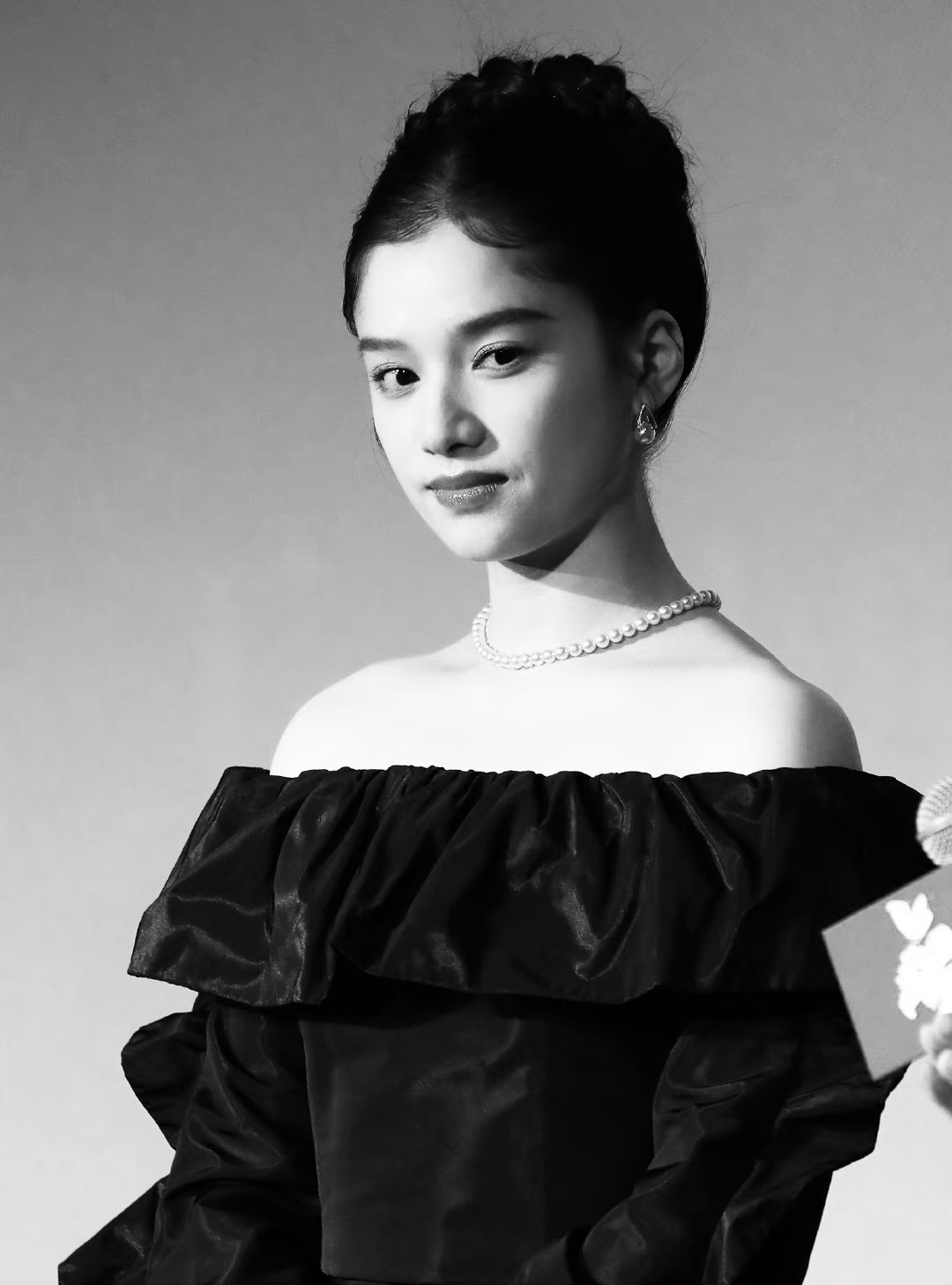 张婧仪灰色丝绸礼服图片，张婧仪为什么这么好看_7