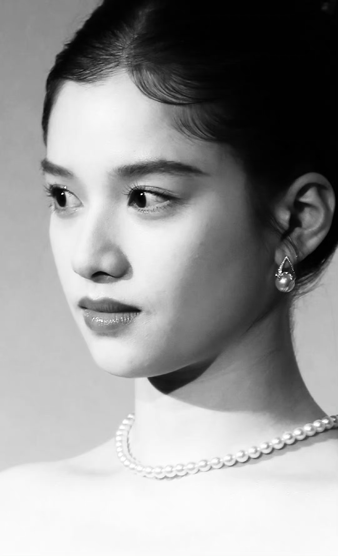 张婧仪灰色丝绸礼服图片，张婧仪为什么这么好看_8