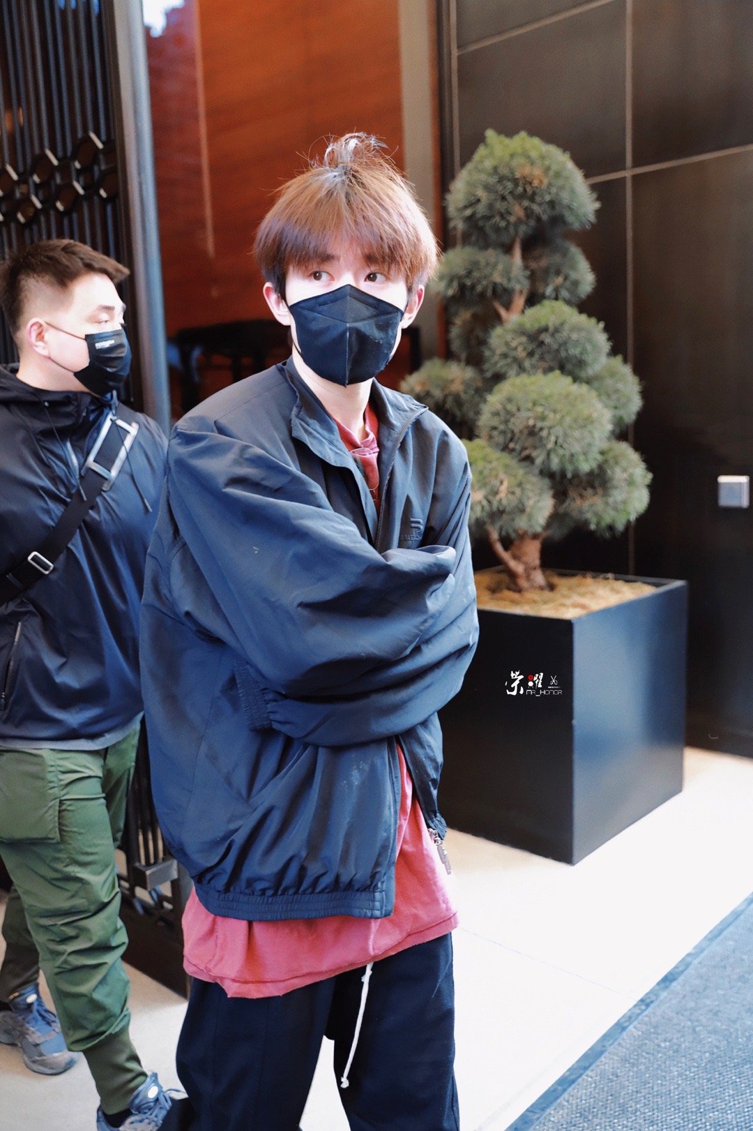 易烊千玺呆毛 戴黑口罩 图片_7