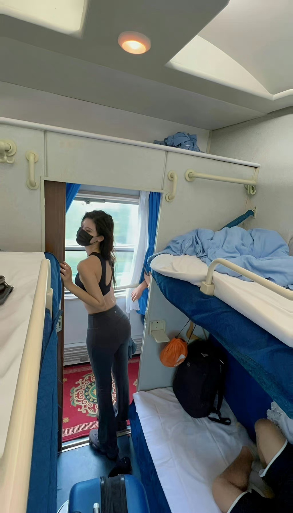 火车卧铺遇见丰满美女，火车硬卧看到小姐姐_1