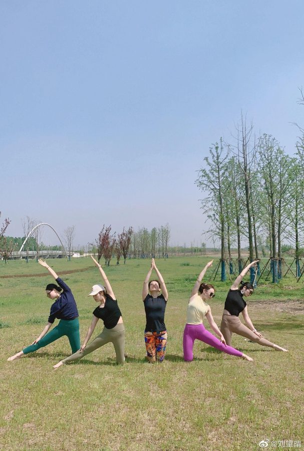 30如狼四十如虎50坐地能吸土妇女图片_1