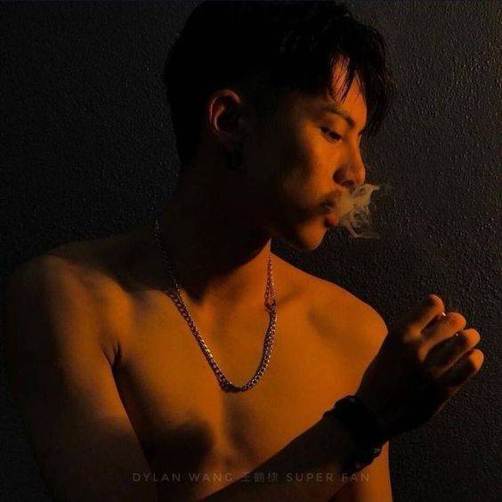 王鹤棣的坤大不大鼓起来了图片_4