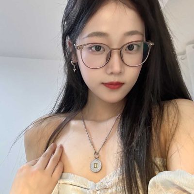 戴眼镜的女孩闷骚吗？眼镜美女天花板”