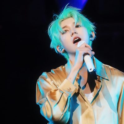王源染了绿发图片 ，王源客厅狂欢巡演