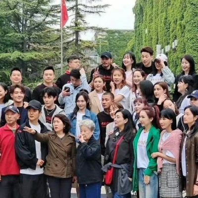 唐嫣中戏同学聚会合影，唐嫣和文章站c位