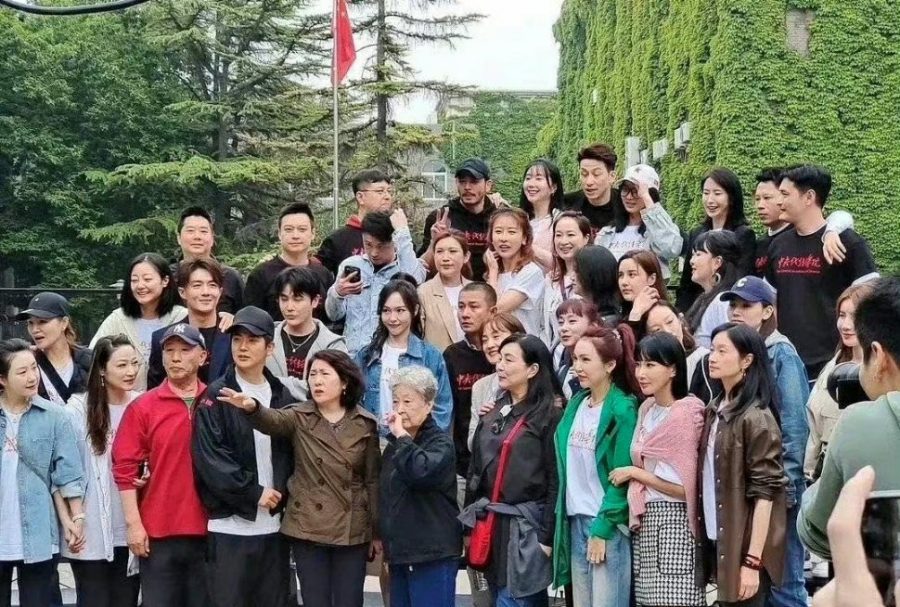 唐嫣中戏同学聚会合影，唐嫣和文章站c位_1