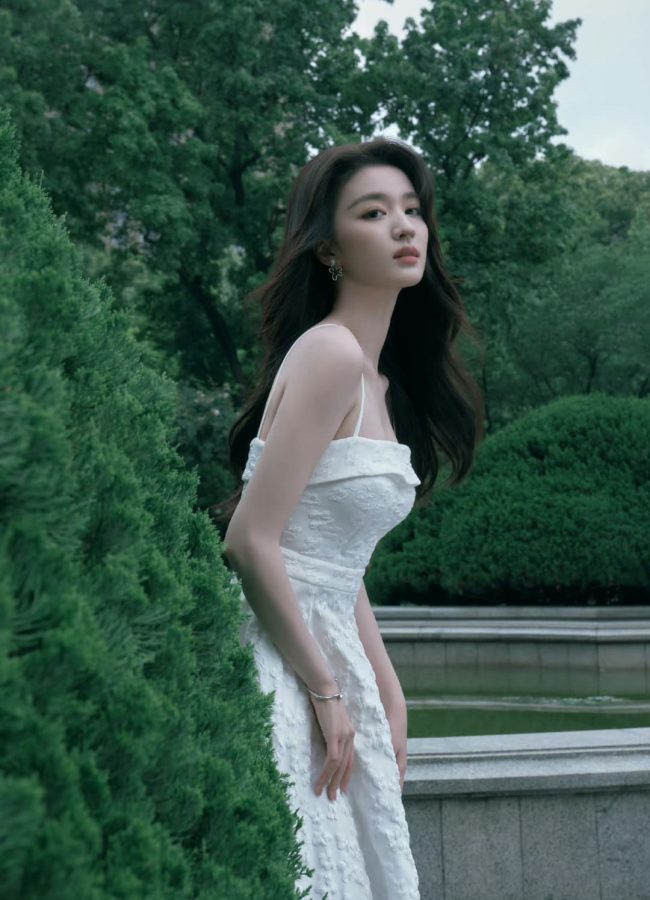 王楚然白裙油画少女初夏绿意仙女写真图_7