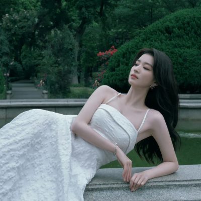 王楚然白裙油画少女初夏绿意仙女写真图