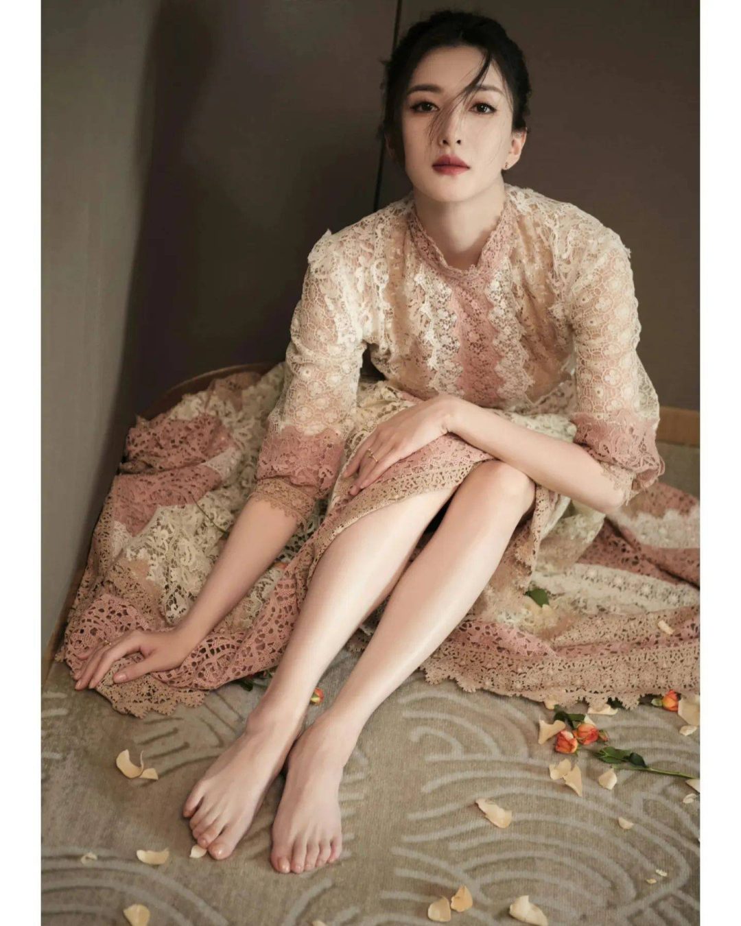 江疏影美脚光脚丫写真图片，为什么男生都觉得江疏影好看_1