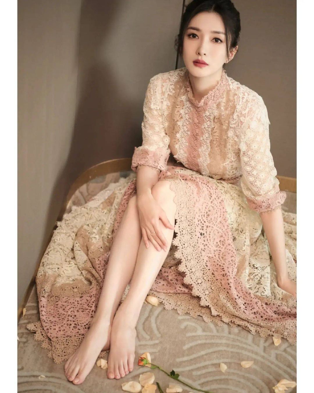 江疏影美脚光脚丫写真图片，为什么男生都觉得江疏影好看_2