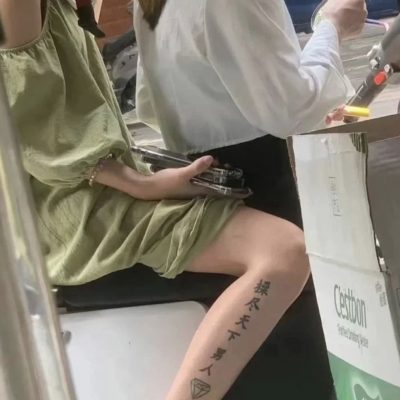 最霸气的小腿上纹纹身的女人图片