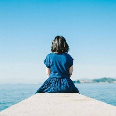 一个人望着大海的图片女生版，一个女孩站在海边的图片