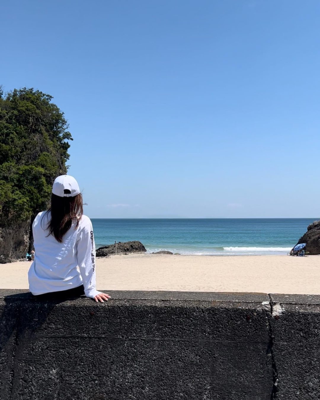 一个人望着大海的图片女生版，一个女孩站在海边的图片_12