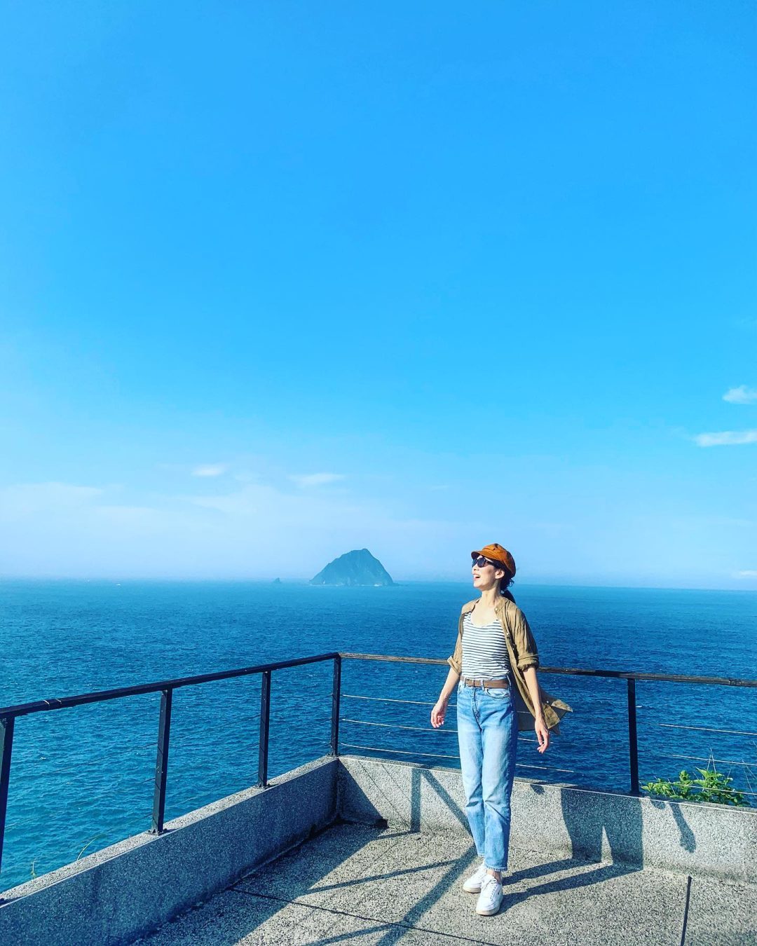 一个人望着大海的图片女生版，一个女孩站在海边的图片_11