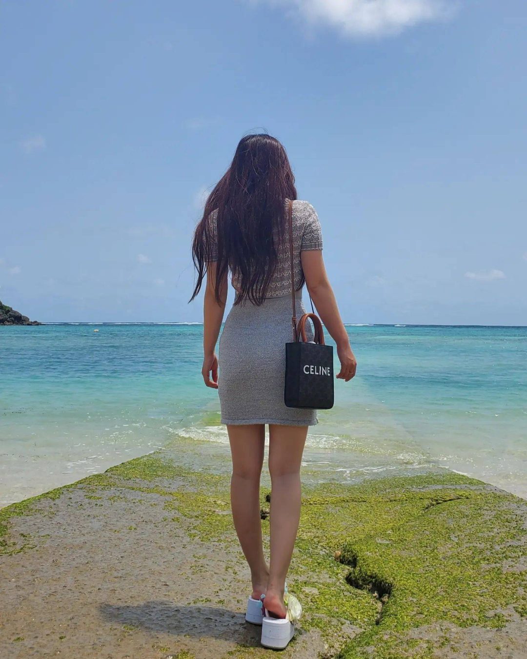 一个人望着大海的图片女生版，一个女孩站在海边的图片_10
