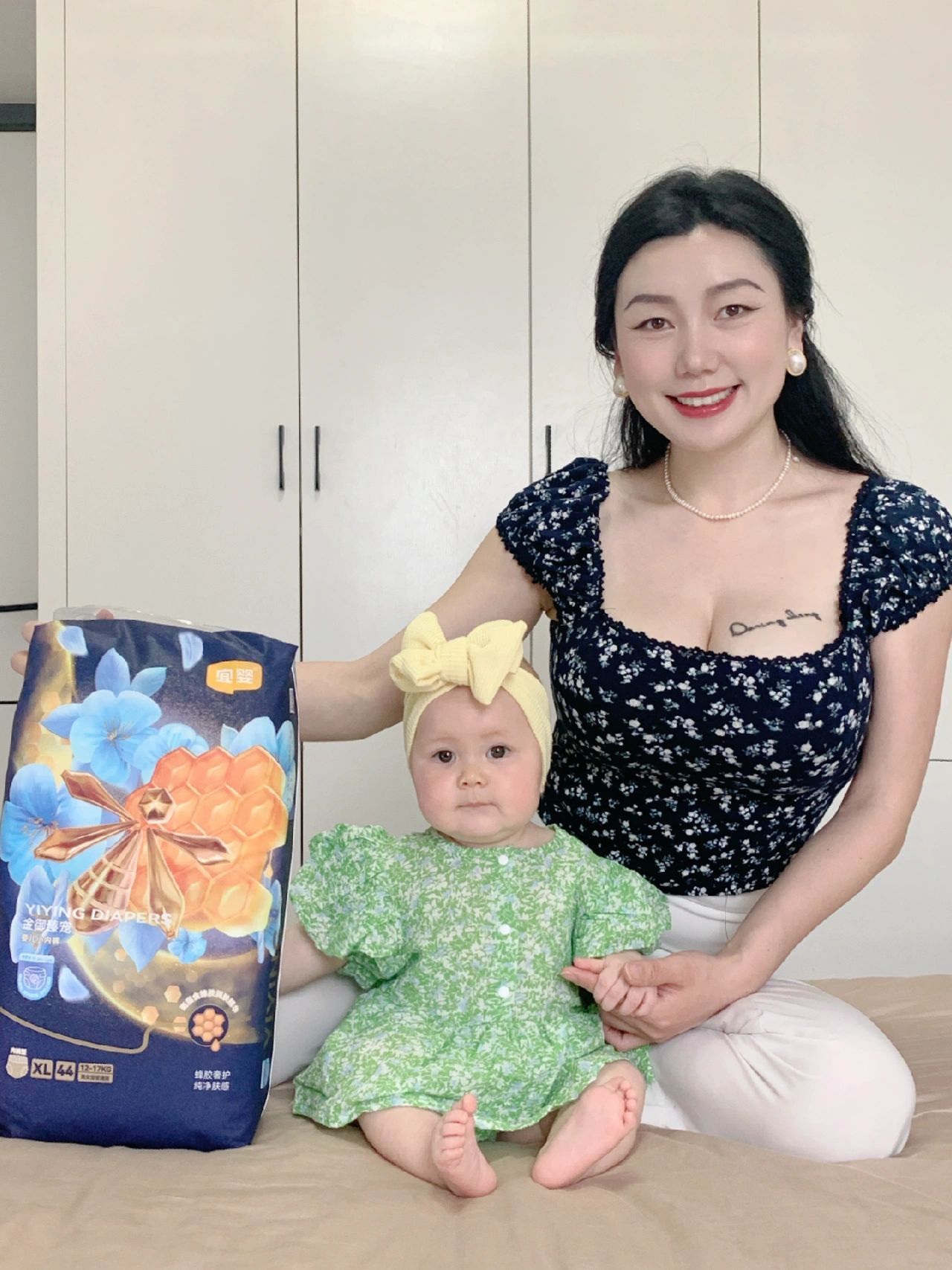胸上纹身的宝妈美女,女孩子为什么要在胸口纹身的,胸前纹英文!_1