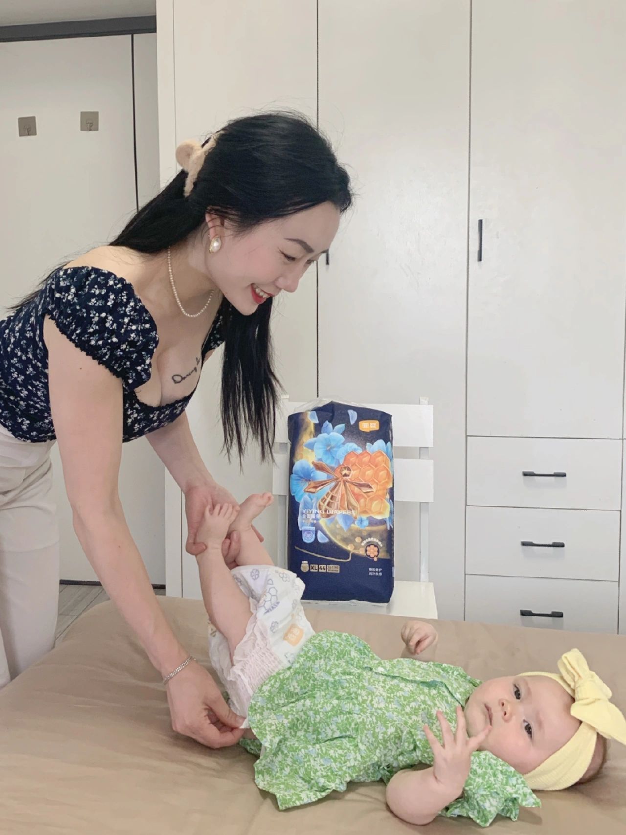 胸上纹身的宝妈美女,女孩子为什么要在胸口纹身的,胸前纹英文!_2