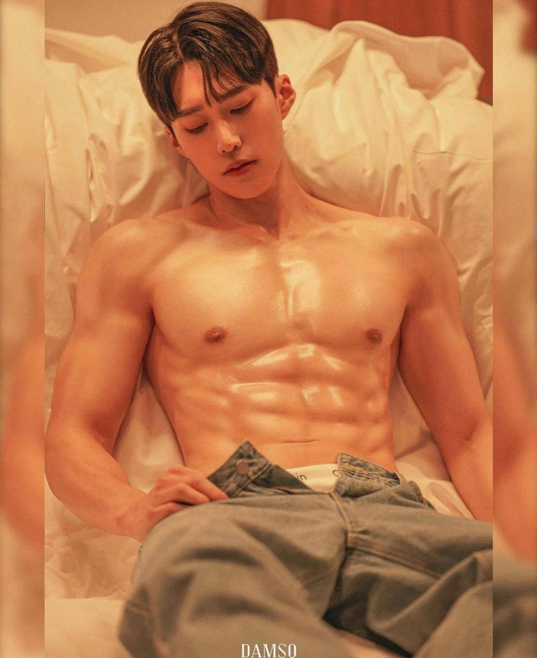 给你们偷偷看一下我弟的腹肌图片_2