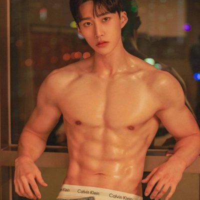 给你们偷偷看一下我弟的腹肌图片
