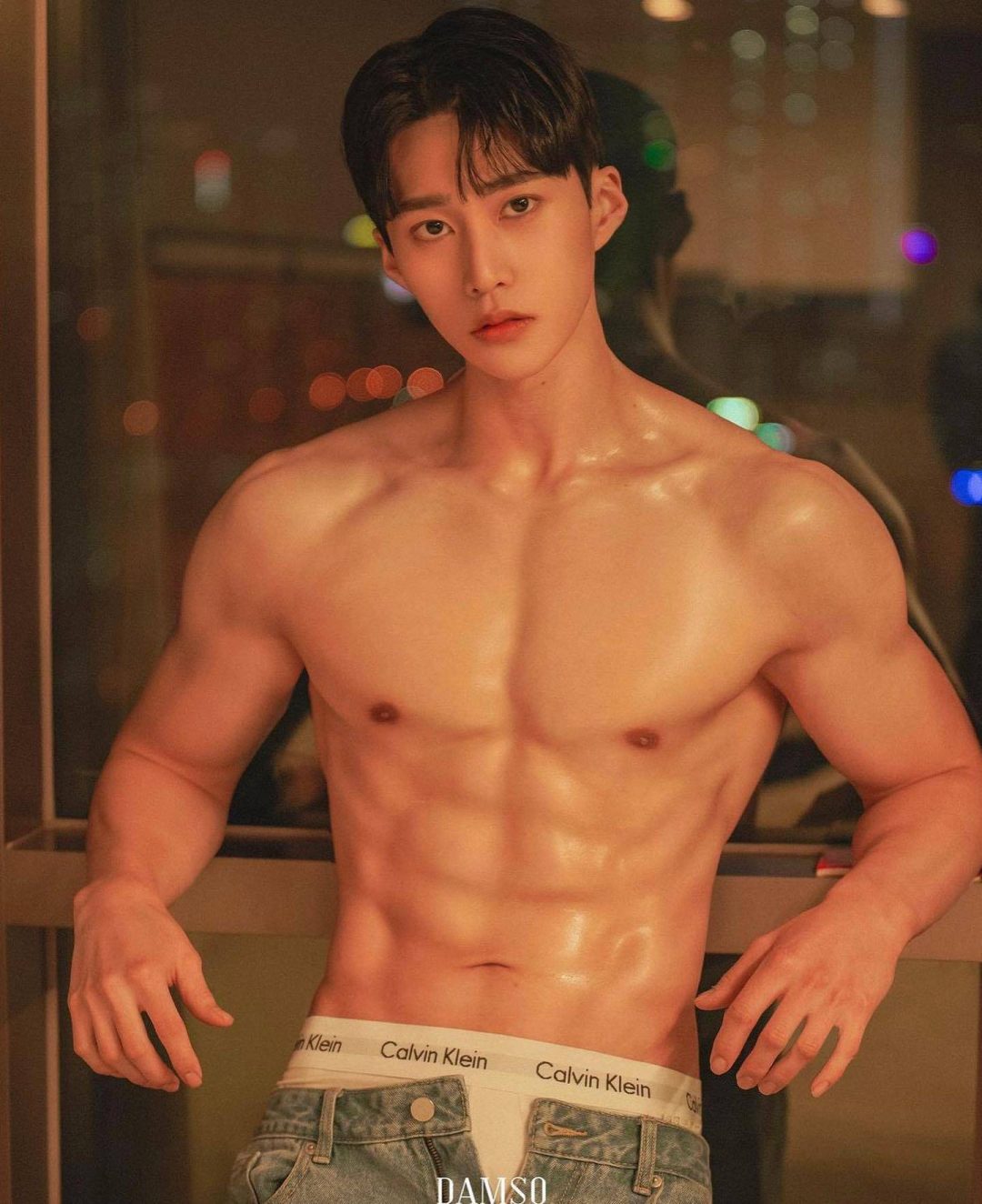 给你们偷偷看一下我弟的腹肌图片_3