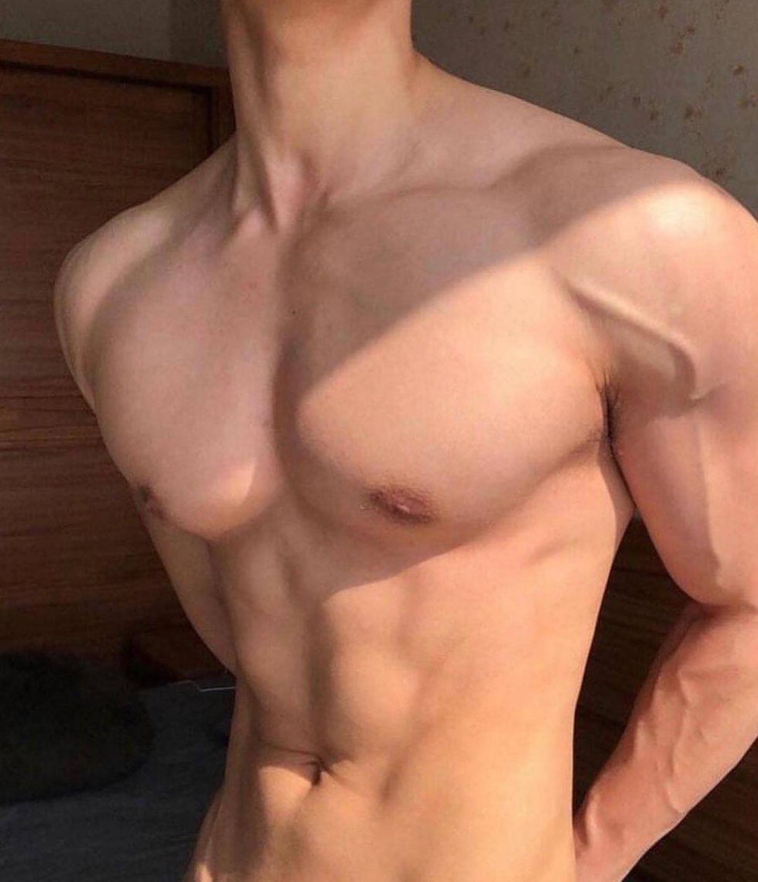 给你们偷偷看一下我弟的腹肌图片_5