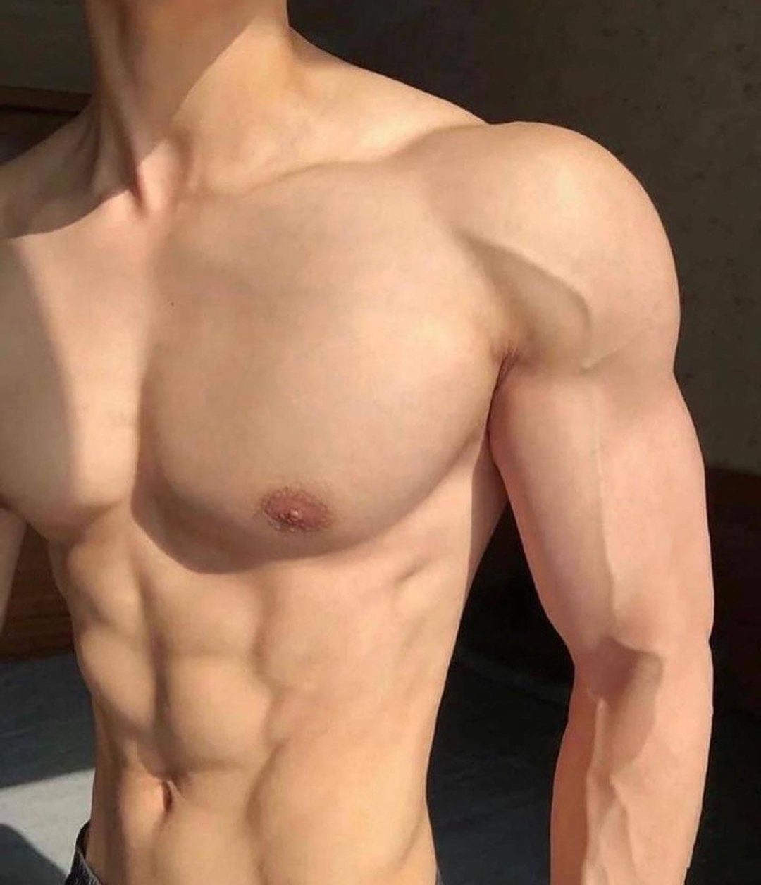 给你们偷偷看一下我弟的腹肌图片_6